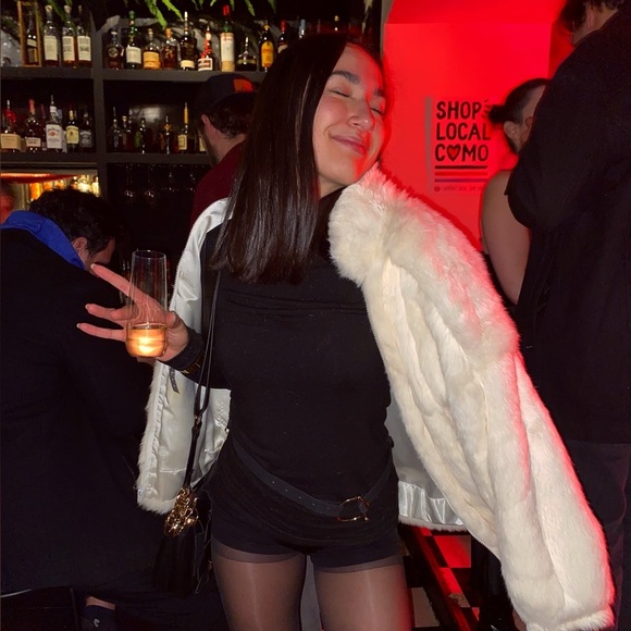 Meet your Posher, Alyssa Marie - Picture 3 of 15